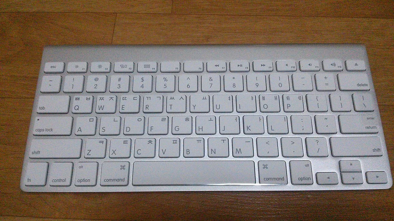 한글·영문이 함께 표시된 소형 무선 키보드